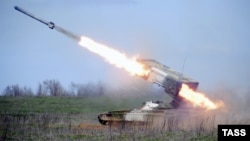 Повеќекратна ракета ТОС-1А Буратино, лансирана за време на воена вежба на полигонот Прудбои, регионот Волгоград, 24 април 2014 година