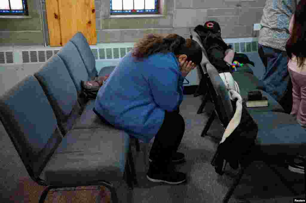 Një grua mbështet kokën në dy duart derisa merr pjesë në një shërbim në Kishën e Komunitetit Fillestar, e cila ndihmon anëtarët e komunitetit të emigrantëve të sapoardhur, mes shqetësimeve për dëbim, pas intensifikimit të masave nga Shërbimi i Imigracionit dhe Doganave i SHBA-së (ICE)&nbsp;ndaj emigrantëve, në Çikago, 26 janar.
