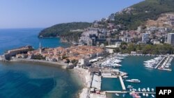 Budva, Crna Gora, tu je najviše ruskih državljana koji su prijavljeni kao turisti, a tokom sezone mogu bez vize boraviti u Crnoj Gori do 90 dana. Van sezone je taj rok do mjesec, ali se može obnavljati izlaskom iz zemlje i ponovnim ulaskom, bez ograničenja. 