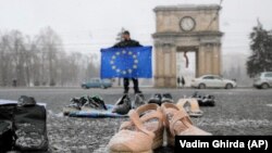 În timpul unui protest prin care manifestanții au adus încălțăminte în centrul Chișinăului ce se presupune că a fost purtată de oameni care au migrat din țară. 23 februarie 2019