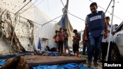 Журналист на мястото, където в неделя израелски удар уби журналисти на Ал Джазира в Газа, 11 август 2025 г.