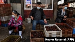 Prodavci na mokroj pijaci u Vuhanu, Kina, 15. april 2020. 