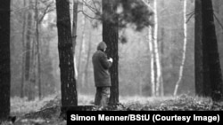 Разхвърляно легло. Какви снимки е правила Щази на следените хора