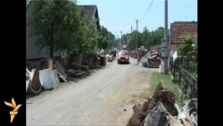 Svi pomažu u čišćenju poplavljenih sela