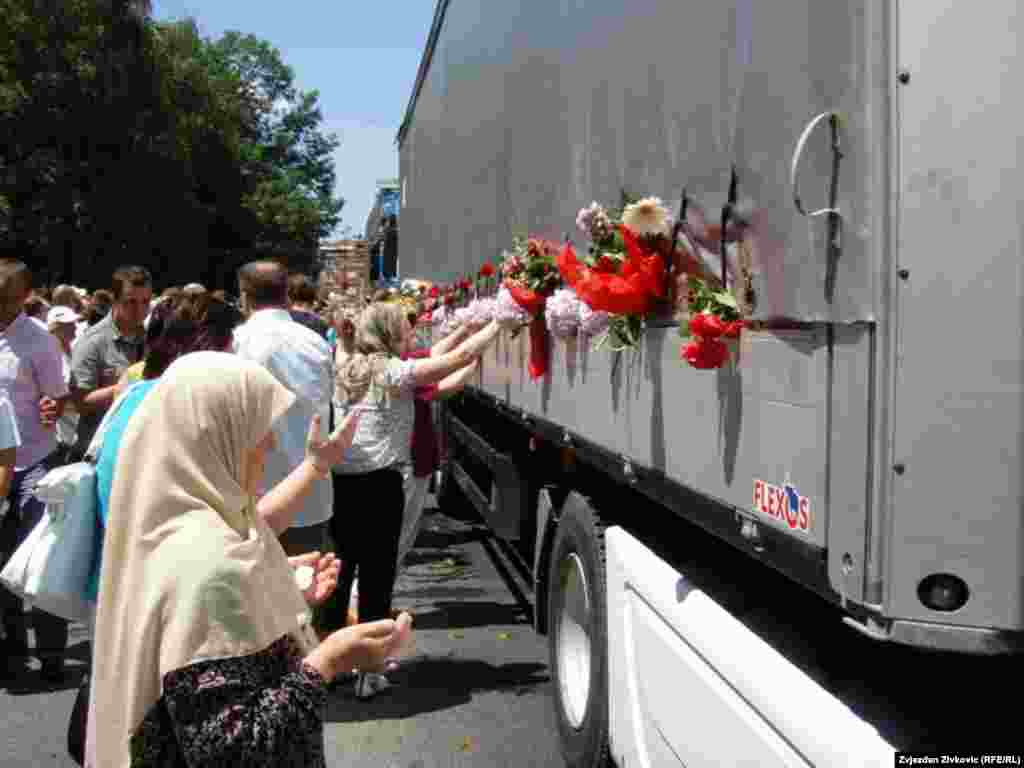 Doček konvoja kamiona sa posmrtnim ostacima Srebreničana, Sarajevo, juli 2011