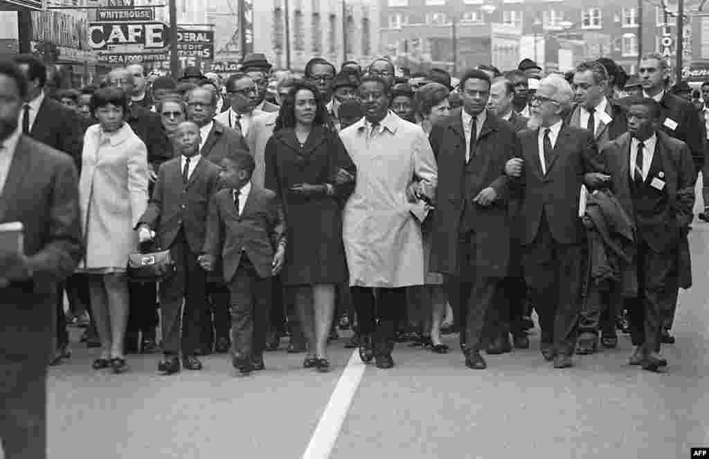 Coretta Scott King predvodi proteste u Memphisu, 9. aprila 1968., pet dana nakon što je njen suprug uhapšen. S njene desne strane su njihova djeca, Yolanda, Martin i Dexter.