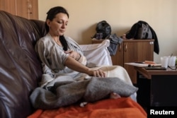 Marinika Tepic, unul dintre liderii Partidului Libertății și Justiției și ai coaliției de opoziție „Serbia împotriva Violenței”, stă pe o canapea la sediul Comisiei electorale de stat, unde se află în greva foamei. Belgrad, Serbia, 26 decembrie 2023.