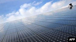 Radnik postavlja solarne panele