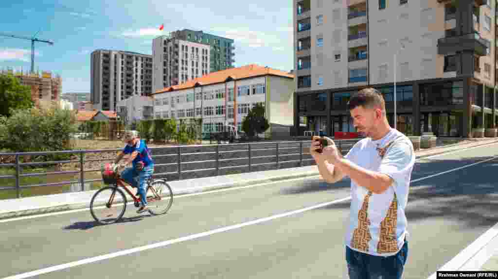 Besfort Azemi, banor i Mitrovicës së Jugut, tha se “ndihet shumë mirë” që ura është hapur, dhe se tani lëvizja mes Mitrovicës së Jugut dhe Mitrovicës së Veriut do të jetë më e lehtë.