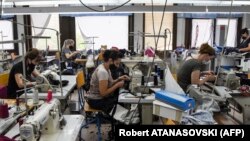 Илустрација: Работнички во текстилна фабрика