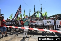 Novák Előd országgyűlési képviselő, a Mi Hazánk Mozgalom alelnöke és frakcióvezető-helyettese beszél a pártja aktivistái által, a Budapest Büszkeség rendezvény (eredetileg Budapest Pride felvonulás) elől lezárt Szabadság hídon 2025. június 28-án