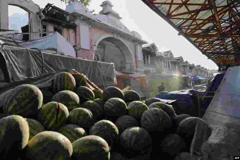 Pavilionul de fructe și legume, la intrarea în piață.