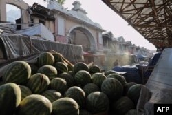 În ciuda eforturilor diplomatice aflate în desfășurare, Rusia continuă să atace orașele ucrainene, noapte de noapte. În imagine: piața Privoz din Odesa, familiară și multor moldoveni, după atacul din noaptea de miercuri spre joi.