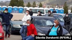 Na graničnom prelazu Maljevac u Velikoj Kladuši, na sjeverozapadu BiH prema Hrvatskoj, 46 građana je nakon što su sate proveli čekajući, prenoćilo u karantinu u Cazinu, jer im nisu izdate karantinske odluke a njihovi dokumenti zadržani su na granici. Zabilježeno 11. aprila 2020.