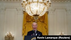 აშშ-ის პრეზიდენტი ჯო ბაიდენი გამოსვლისას. 22 თებერვალი, 2022 წელი. 