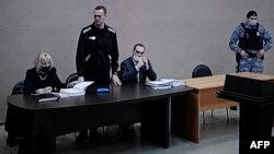 Alexei Navalnîi, în prima zi a noului său proces, în orașul Pokrov, în data de 15 februarie 2022. La finalul procesului, în 22 martie, el a fost condamnat la 9 ani de închisoare.