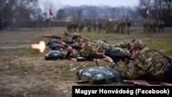 Magyar katonai kiképzés a honvédség dátum nélküli képén