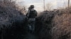 Войници от украинските десантно-щурмови войски вървят през траншея в Донецка област (илюстративна снимка).
