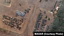 Rusia shton forcat dhe armatimin përreth Ukrainës