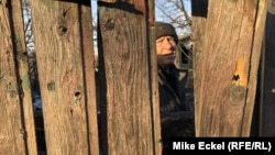 Aleksandar, 59-godišnji penzionisani rudar, živi u oronuloj kući u selu Zajcevo, oko 200 metara od isturenog položaja na kom su bili ukrajinski vojnici. Upitan o mogućnosti da ruske trupe pređu u Zajcevo, on je rekao: "Kako bih mogao da znam za ruske trupe ako nemam ni struju?"