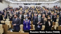 Attendees stand during a plenary meeting of the Russian State Duma. (file photo)