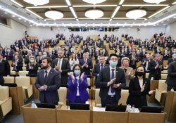 Membrii Dumei de stat aprobând recunoașterea independenței regiunilor separatiste ucrainene Donețk și Luhansk, 22 februarie 2022.