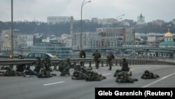Украинските трупи заземат позиција во Киев. 