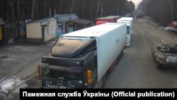 Kamionok és harckocsik az ukrán határőrség felvételén a Szenkovka-Veselovka határátkelőnél a belarusz-ukrán határon, 2022. február 24-én.