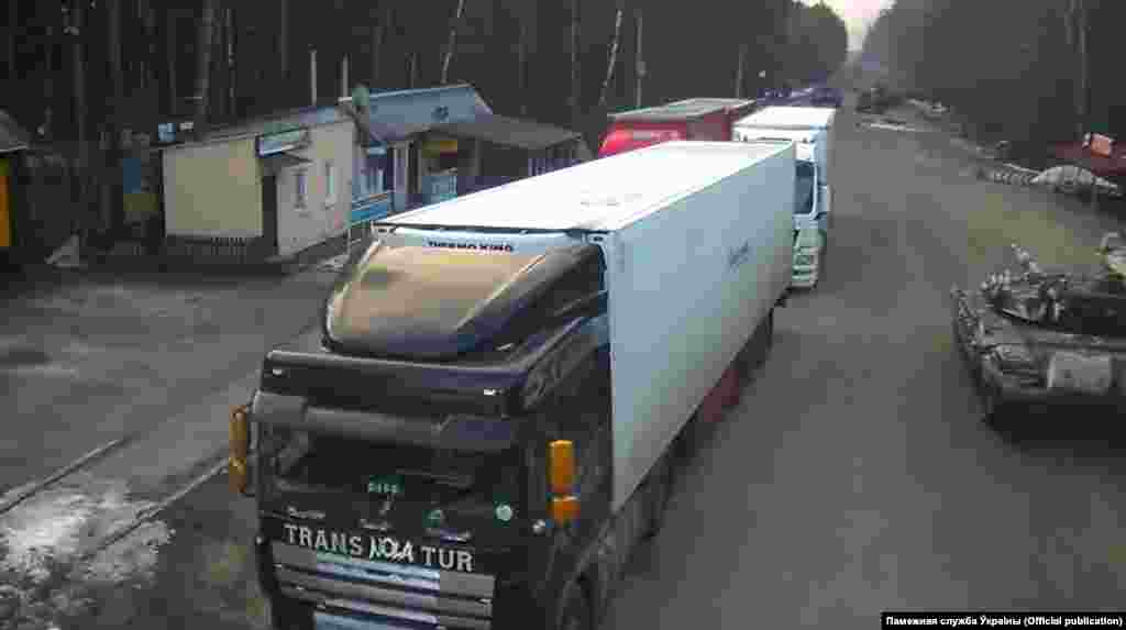 Тенкови на граничниот премин Сенковка-Веселовка на границата на меѓу Белорусија-Русија-Украина. Слика од екранот од видеото на Службата за гранична стража на Украина. 24 февруари 2022 година