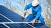 Работник, соларни панели