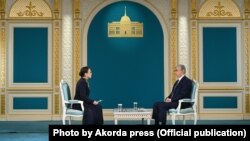 Касым-Жомарт Токаев дает интервью государственному телеканалу Qazaqstan. Фото пресс-службы Акорды