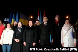 Ellenzéki pártok vezetői tüntetnek az orosz követség előtt 2022. február 24-én