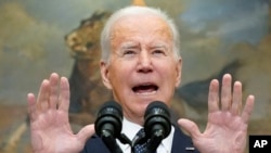 Президент США Джо Баден выступает в Белом доме с предупреждением о готовности президента России Владимира Путина начать полномасштабную войну с Украиной. 18 февраля 2022 года 