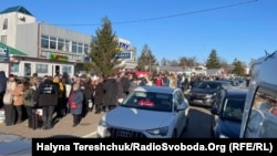 Луѓе чекаат на украинско-полската граница за да ја напуштат Украина, 24 февруари 2022 година.