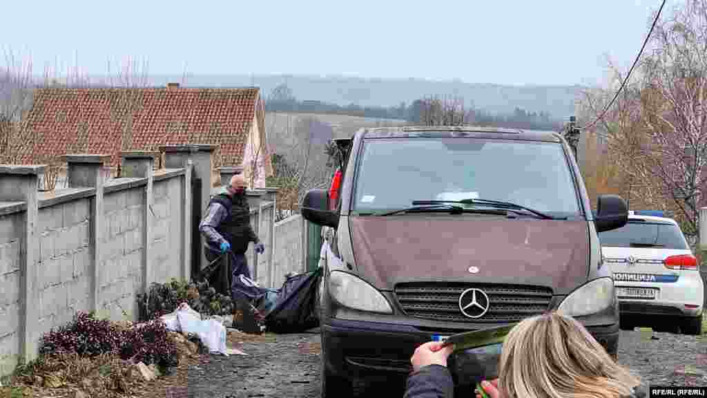 Iznošenje tijela nakon požara u domu za stara lica u Velikom Borku u beogradskoj opštini Barajevo