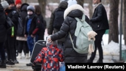 A helyieket evakuálják, míg Putyin orosz csapatokat küldene a szakadár régiókba