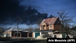 Tym i zi shihet duke dalë nga një aeroport ushtarak në Ukrainë. 24 shkurt 2022.