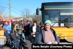 ადამიანები, რომლებსაც სეპარატისტებმა უთხრეს, რომ უნდა დაეტოვებინათ სახლები და წასულიყვნენ რუსეთში. დონბასი. 19 თებერვალი