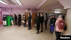 Още с началото на инвазията на Русия се извиха опашки за теглене на пари.