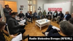 Predstavnici osam opozicionih stranaka, pokreta i sindikata na potpisivanju “Sporazuma za odgovornu Srbiju”, u Beogradu, 17. februara.