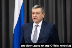 Adjunctul ministrului rus al Apărării, Andrei Rudenko, la Tiraspol, pe 16 februarie 2022. Acum, înaltul oficial rus acuză exploziile de la Ministerul Securității sunt opera „anumitor forțe” care vor escaladarea conflictului.