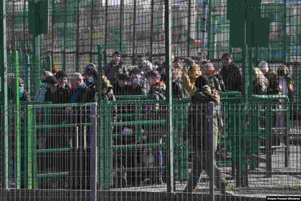 Grumbulli i qytetarëve duke pritur në anën ukrainase të kalimit kufitar midis Polonisë dhe Ukrainës. Medyka, Poloni, 24 shkurt 2022.