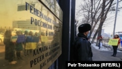 Антивоенный пикет у консульства России в Алматы. 24 февраля 2022 года
