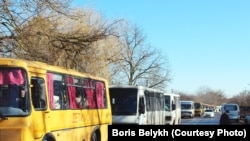 ავტობუსების კოლონა, სადაც სეპარატისტული რეგიონებიდან ევაკუირებულები იმყოფებიან. 19 თებერვალი