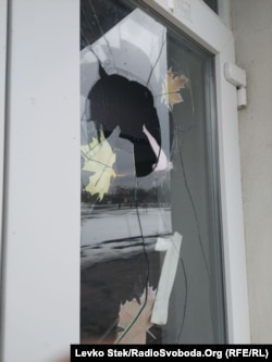 Dëmtimet në shkollën që u granatua.