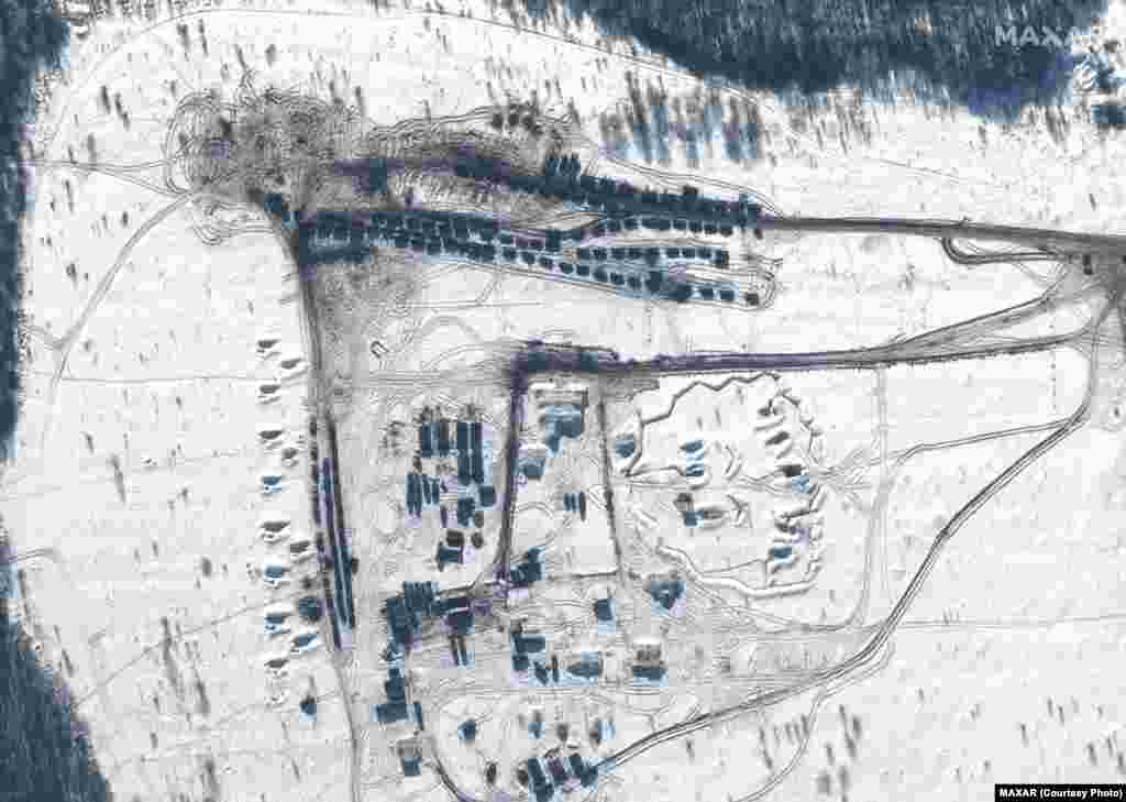 Бойна единица, включваща бронирани машини и артилерия, в конвой в учебния полигон Курск в Русия на 14 февруари.