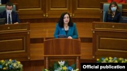 Presidentja e Kosovës, Vjosa Osmani, duke mbajtur fjalim gjatë seancës solemne të Kuvendit të Kosovës në 14-vjetorin e shpalljes së pavarësisë, 17 shkurt 2022. 