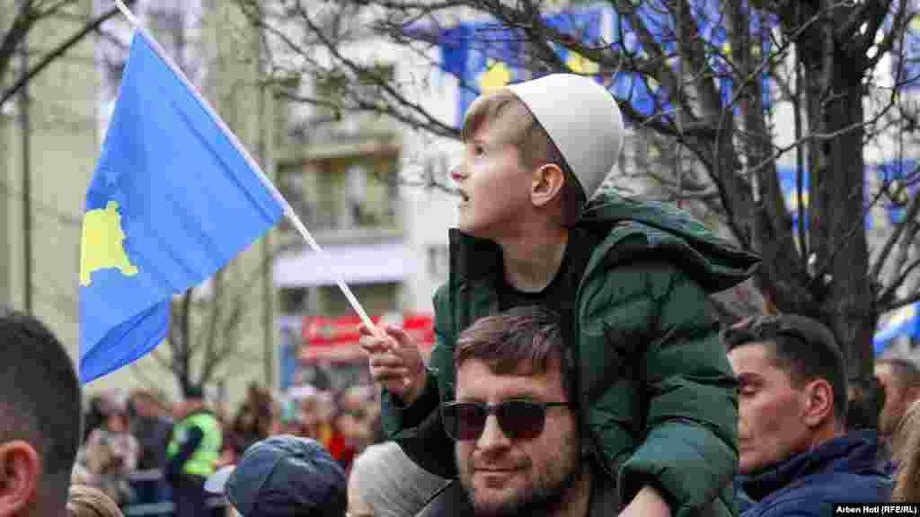 Mnogi građani i građanke Kosova posmatrali su svečani defile u centru Prištine povodom obeležavanja Dana nezavisnosti