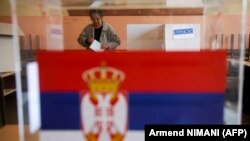 Një grua duke votuar në zgjedhjet e Serbisë të mbajtura edhe në Kosovë, më 2014.