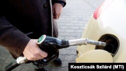 Autós tankol a Mol gyáli töltőállomásán 2020. január 1-jén